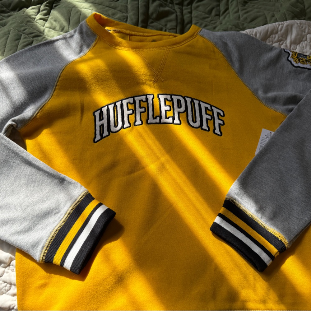 Wizarding World Harry Potter Hufflepuff Yellow and Gray Kids XL Crew Sweater